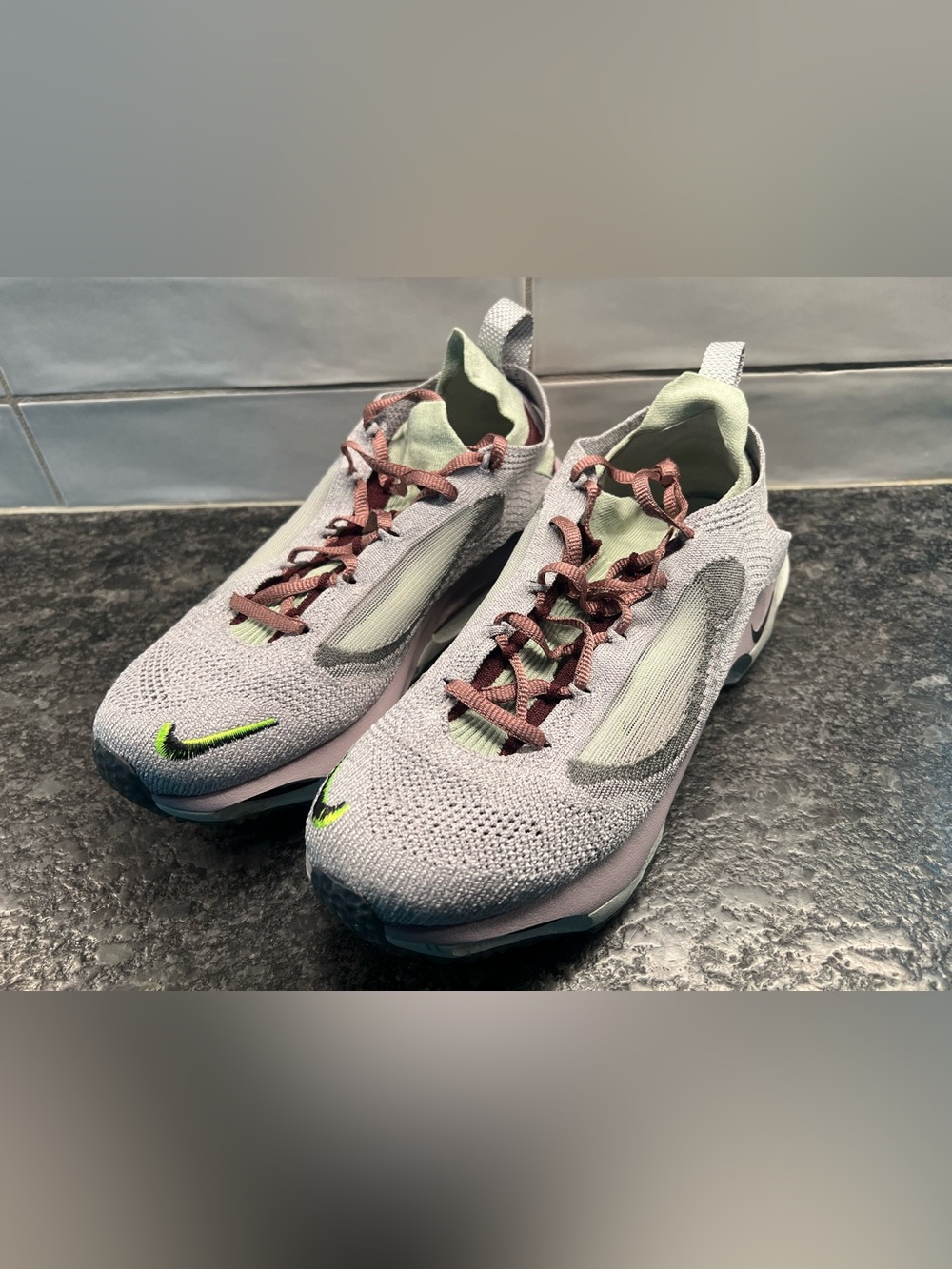 Nike Mens Spark Light Gray Knit Runners with Mauve Laces and Neon Green Swoosh